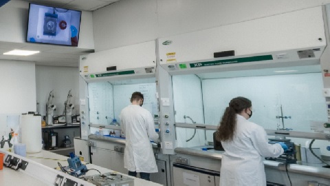 two people working in a chemistry lab